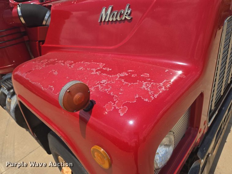 image for item EN8108 1991 Mack RD688S winch truck