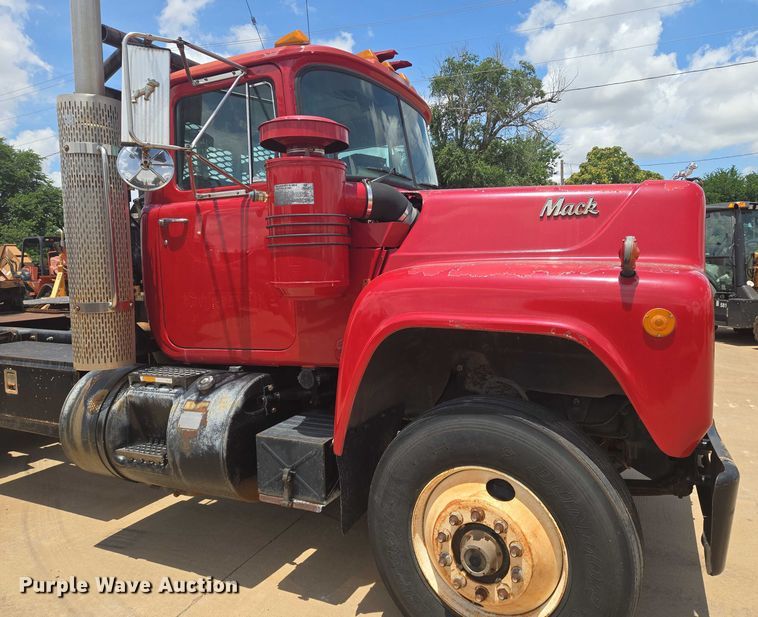 image for item EN8108 1991 Mack RD688S winch truck