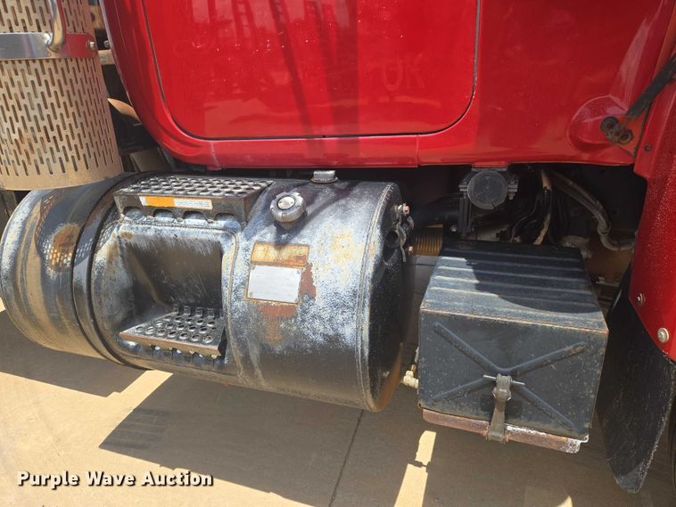 image for item EN8108 1991 Mack RD688S winch truck