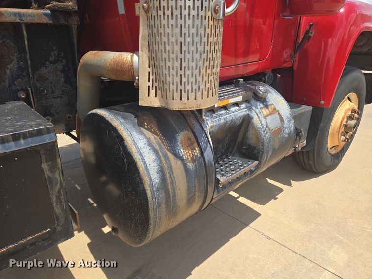 image for item EN8108 1991 Mack RD688S winch truck