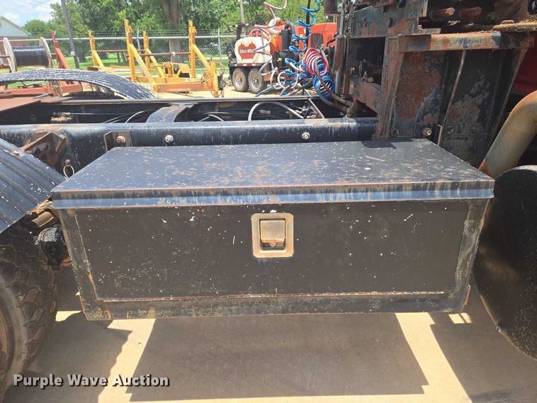 image for item EN8108 1991 Mack RD688S winch truck