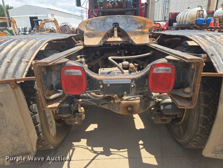 image for item EN8108 1991 Mack RD688S winch truck