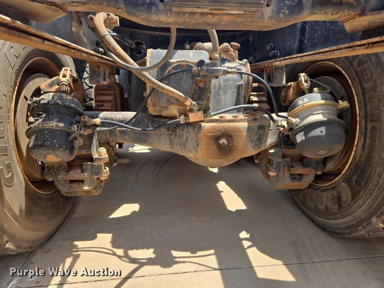 image for item EN8108 1991 Mack RD688S winch truck