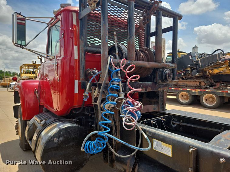 image for item EN8108 1991 Mack RD688S winch truck