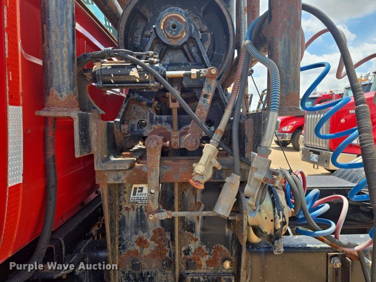 image for item EN8108 1991 Mack RD688S winch truck