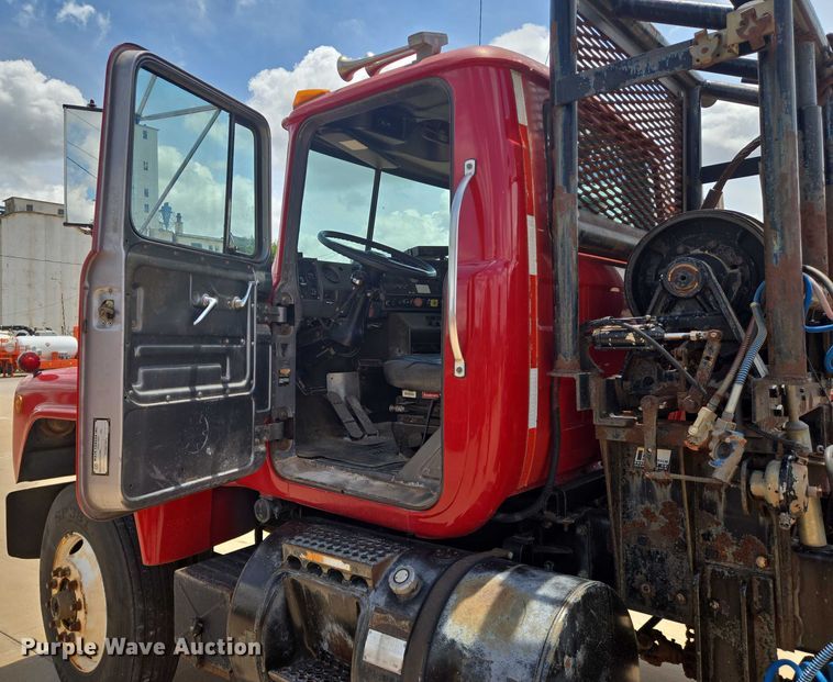 image for item EN8108 1991 Mack RD688S winch truck