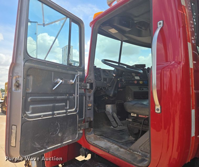 image for item EN8108 1991 Mack RD688S winch truck