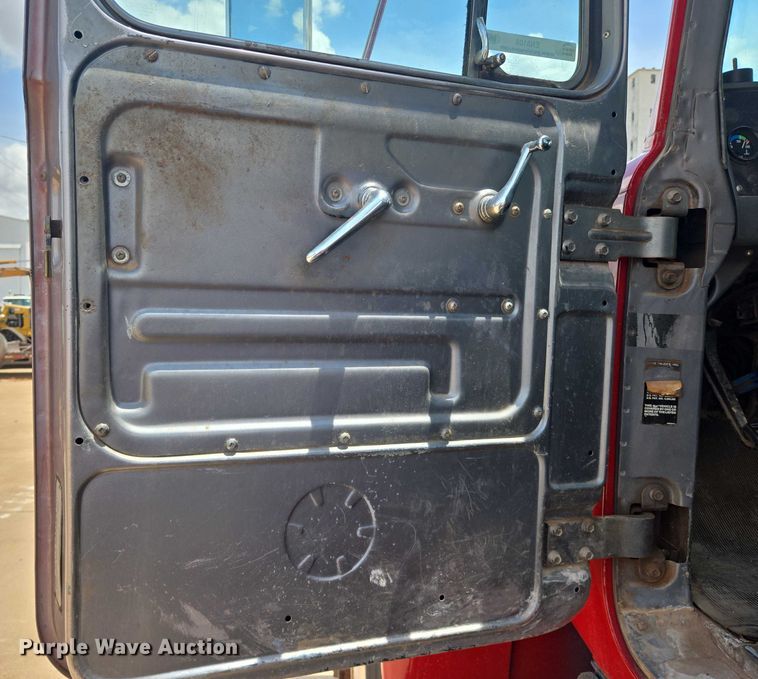 image for item EN8108 1991 Mack RD688S winch truck