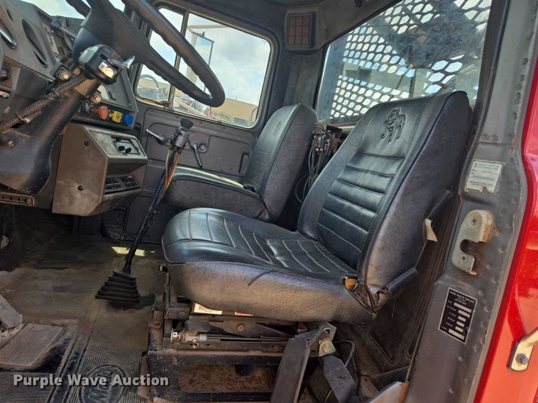 image for item EN8108 1991 Mack RD688S winch truck