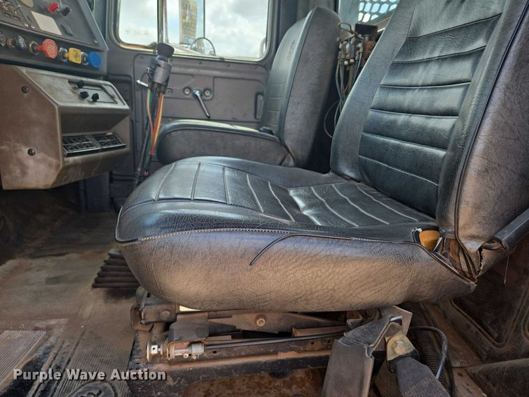 image for item EN8108 1991 Mack RD688S winch truck