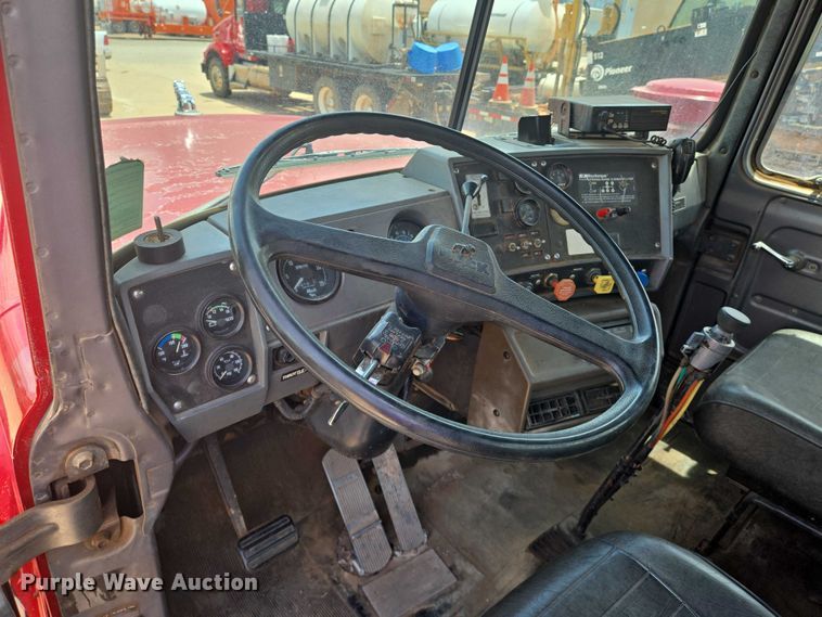 image for item EN8108 1991 Mack RD688S winch truck