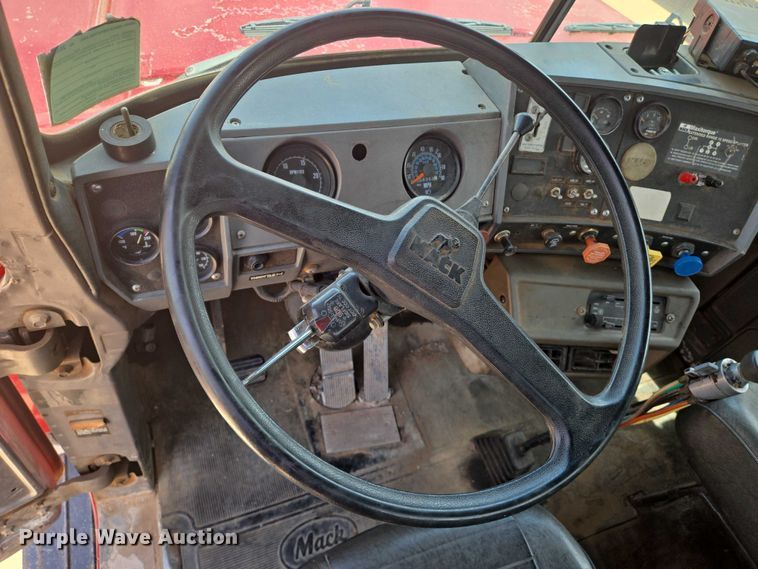 image for item EN8108 1991 Mack RD688S winch truck