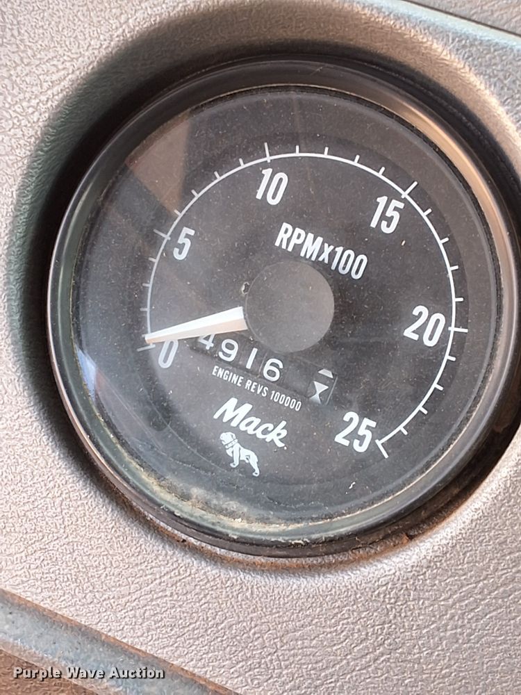 image for item EN8108 1991 Mack RD688S winch truck