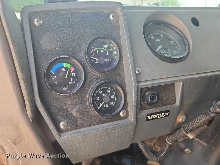 image for item EN8108 1991 Mack RD688S winch truck