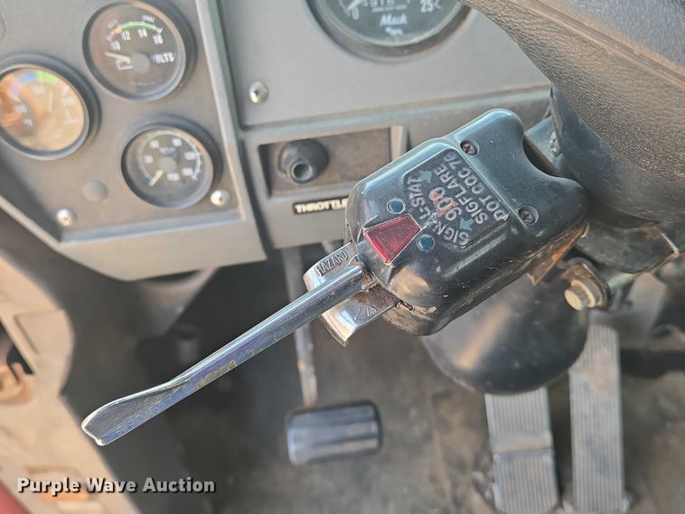 image for item EN8108 1991 Mack RD688S winch truck