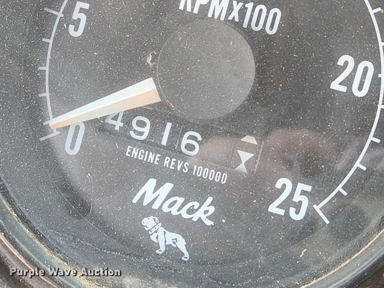 image for item EN8108 1991 Mack RD688S winch truck