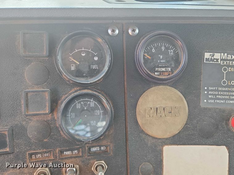 image for item EN8108 1991 Mack RD688S winch truck