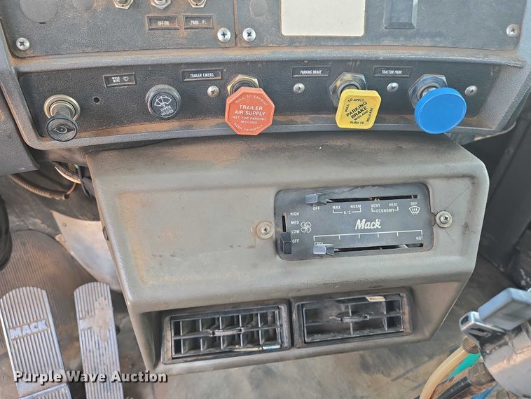 image for item EN8108 1991 Mack RD688S winch truck