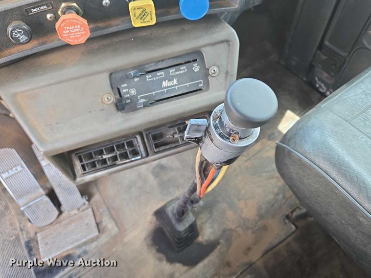 image for item EN8108 1991 Mack RD688S winch truck