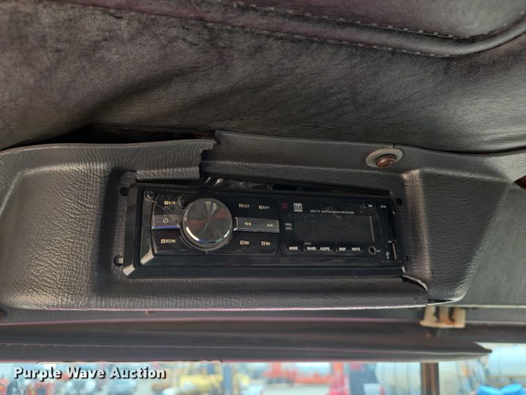 image for item EN8108 1991 Mack RD688S winch truck