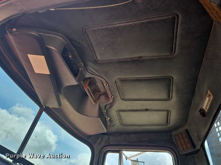 image for item EN8108 1991 Mack RD688S winch truck