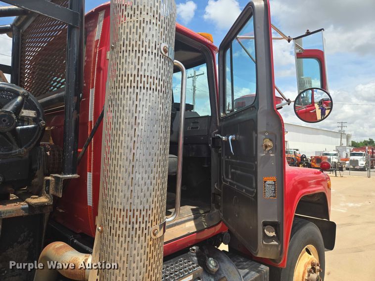 image for item EN8108 1991 Mack RD688S winch truck
