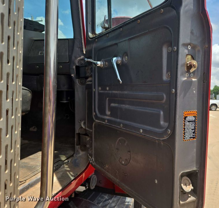 image for item EN8108 1991 Mack RD688S winch truck