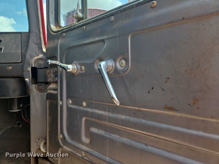 image for item EN8108 1991 Mack RD688S winch truck