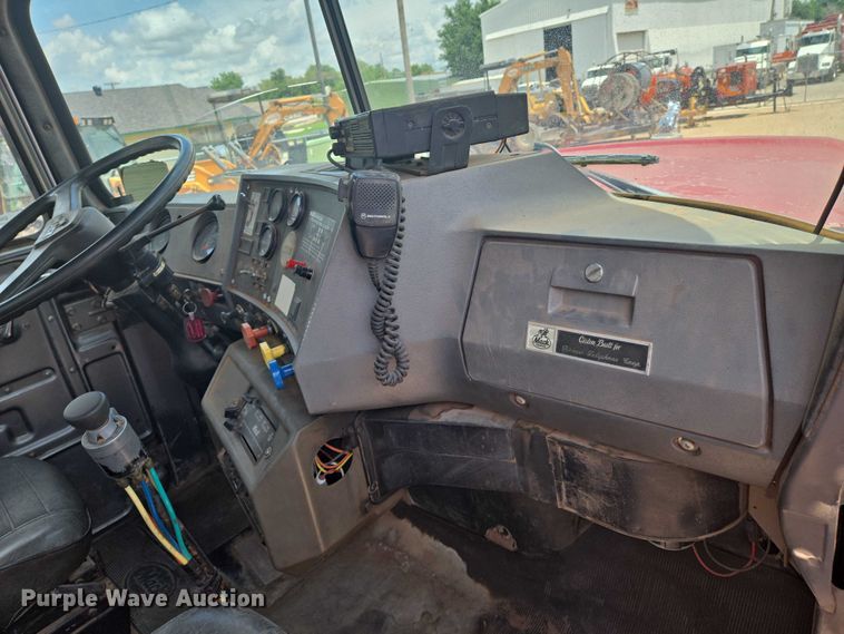 image for item EN8108 1991 Mack RD688S winch truck