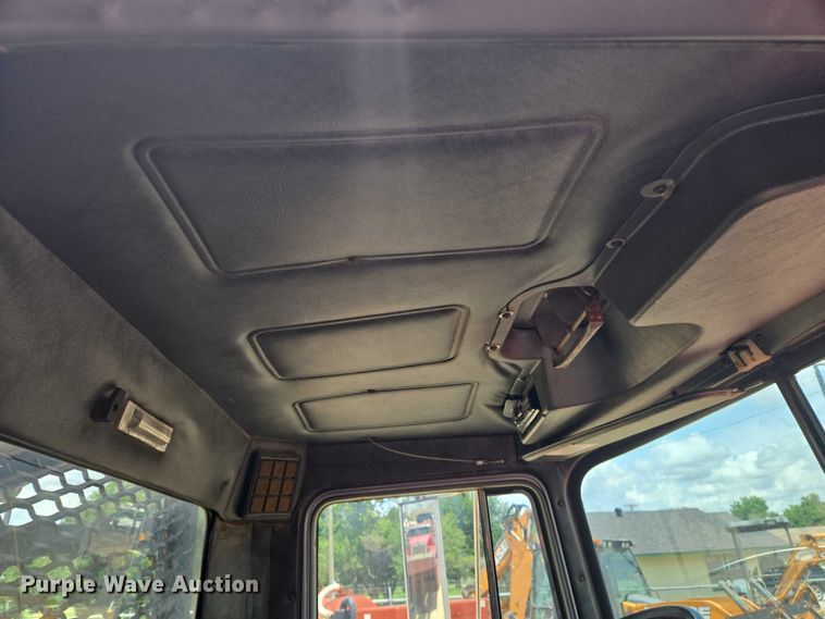 image for item EN8108 1991 Mack RD688S winch truck