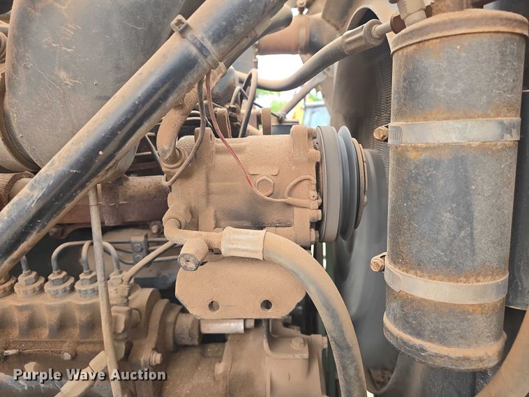 image for item EN8108 1991 Mack RD688S winch truck