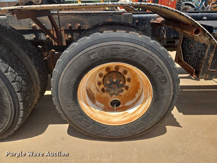 image for item EN8108 1991 Mack RD688S winch truck