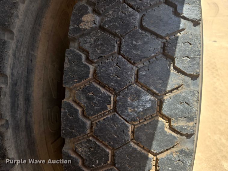 image for item EN8108 1991 Mack RD688S winch truck