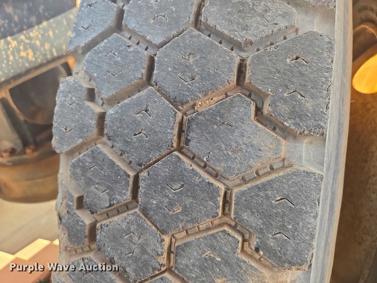 image for item EN8108 1991 Mack RD688S winch truck