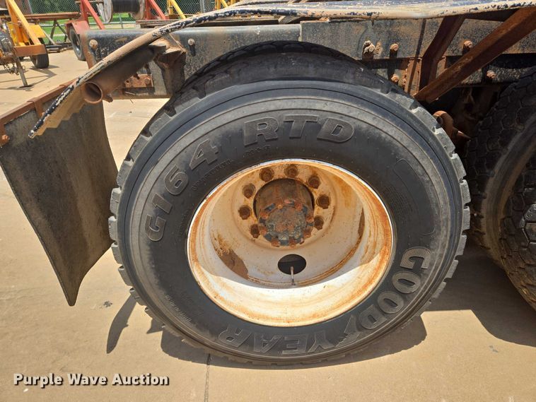 image for item EN8108 1991 Mack RD688S winch truck