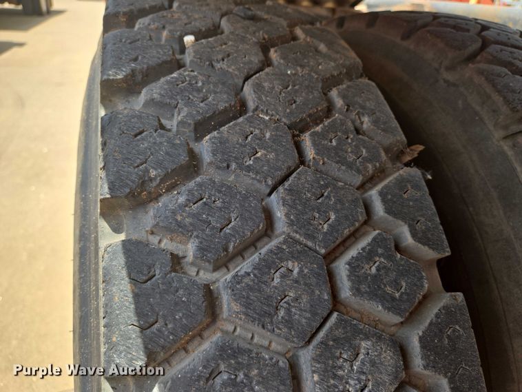 image for item EN8108 1991 Mack RD688S winch truck