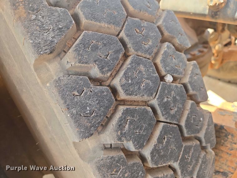 image for item EN8108 1991 Mack RD688S winch truck