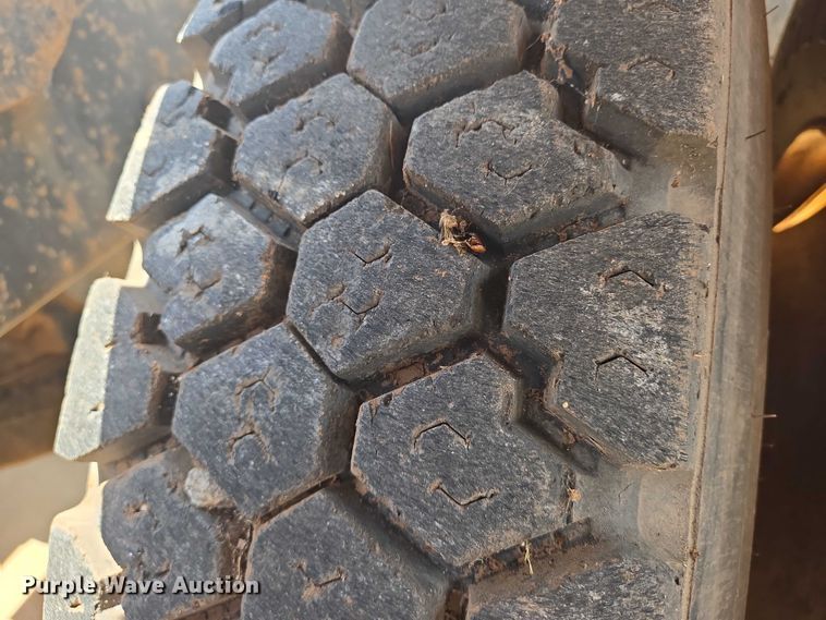 image for item EN8108 1991 Mack RD688S winch truck