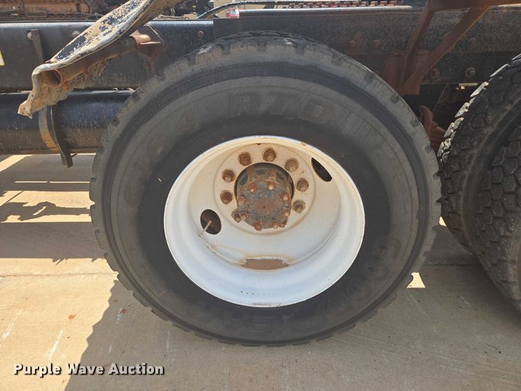 image for item EN8108 1991 Mack RD688S winch truck