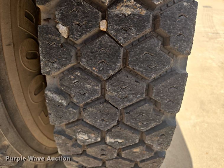 image for item EN8108 1991 Mack RD688S winch truck