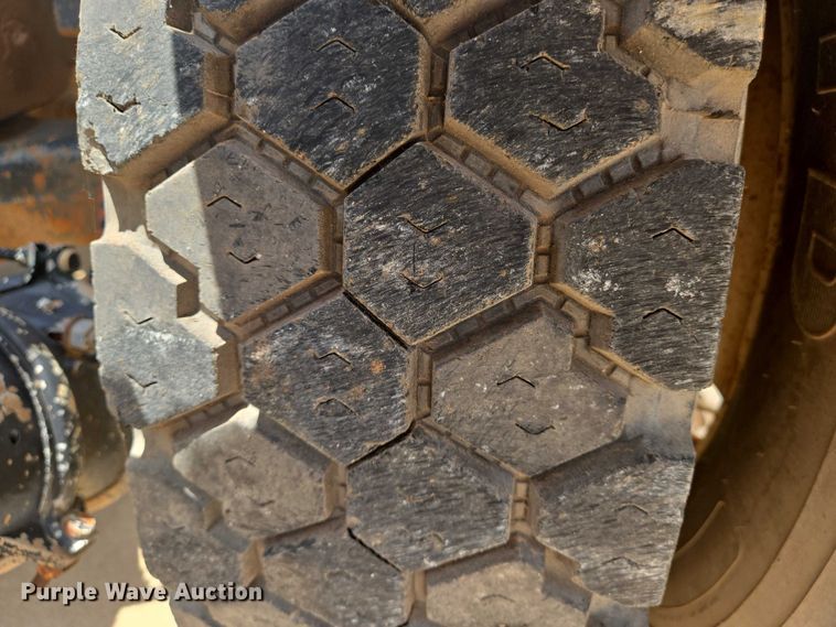 image for item EN8108 1991 Mack RD688S winch truck