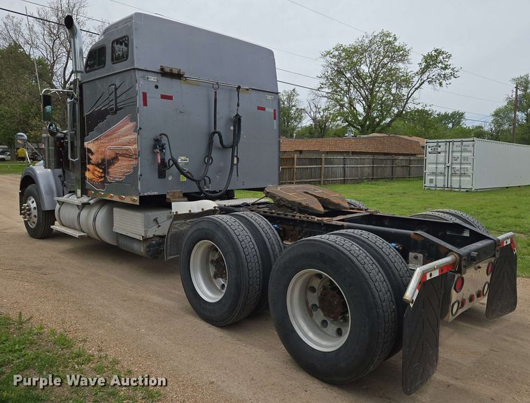 image for item EN8965 2007 International 9900ix semi truck