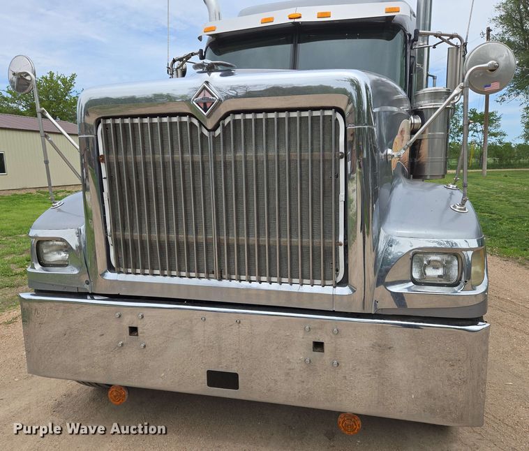 image for item EN8965 2007 International 9900ix semi truck