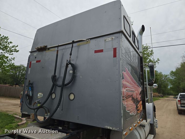 image for item EN8965 2007 International 9900ix semi truck