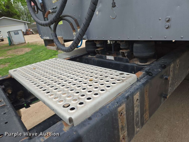 image for item EN8965 2007 International 9900ix semi truck