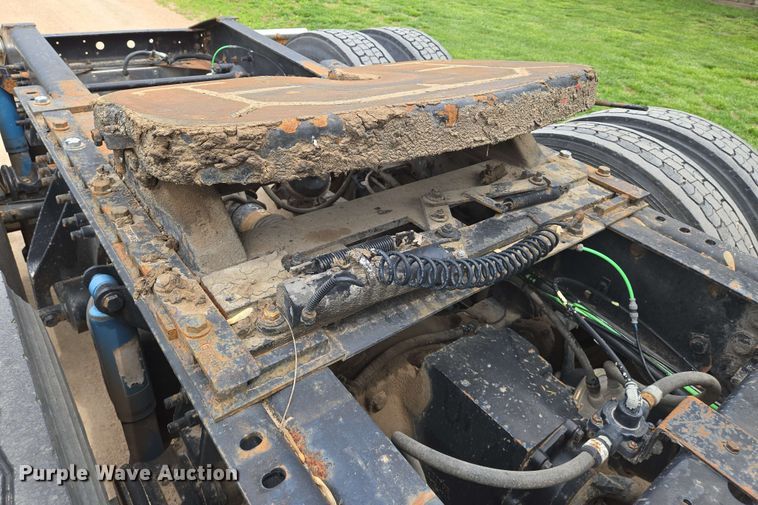 image for item EN8965 2007 International 9900ix semi truck