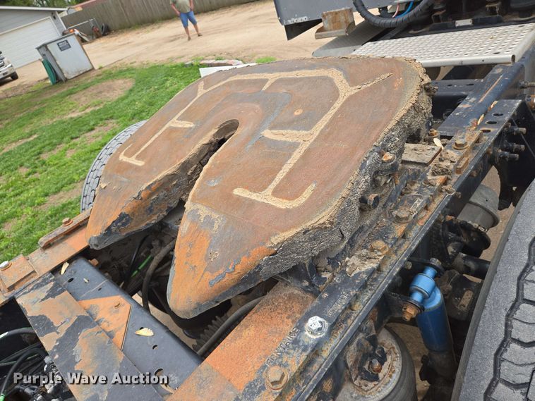 image for item EN8965 2007 International 9900ix semi truck