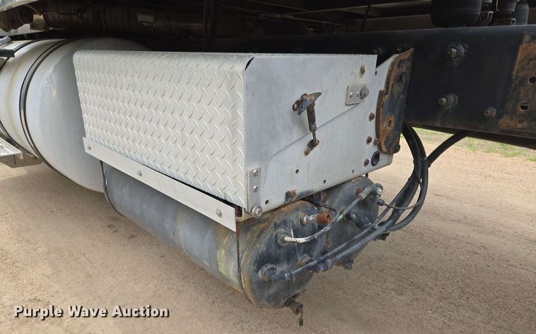 image for item EN8965 2007 International 9900ix semi truck