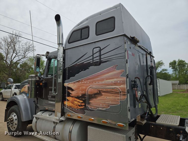 image for item EN8965 2007 International 9900ix semi truck