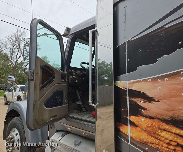 image for item EN8965 2007 International 9900ix semi truck